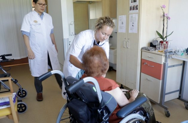 Specialisten ouderengeneeskunde in opleiding onderzoeken een cliënt