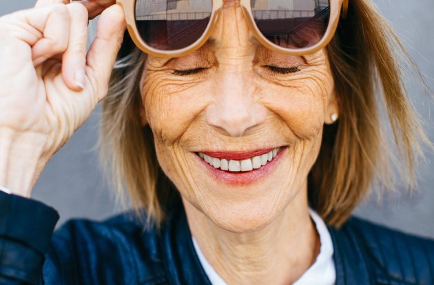 De unieke mens - vrouw met zonnebril 