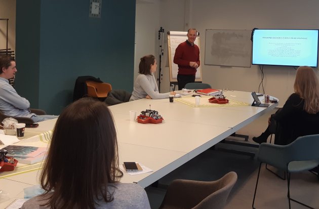 Mathieu Prevoo geeft les aan aios