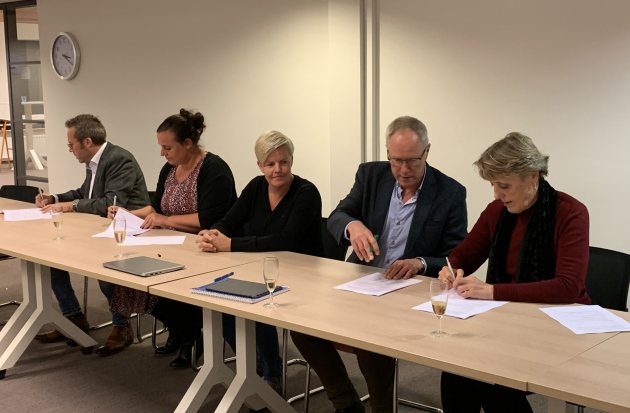 Ondertekening van het onderhandelingsresultaat met uiterst rechts voorzitter van de ActiZ-onderhandelingsdelegatie, Trudy Prins.