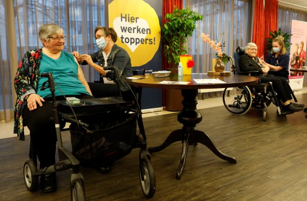 Eerst bewoners gevaccineerd BrabantZorg - foto: Rob Gieling