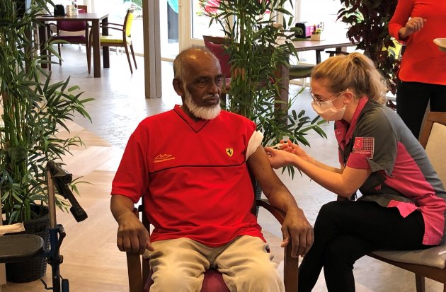Dhr. Ramzan ontvangt het coronavirus - Zorgbalans - 18 januari 2021