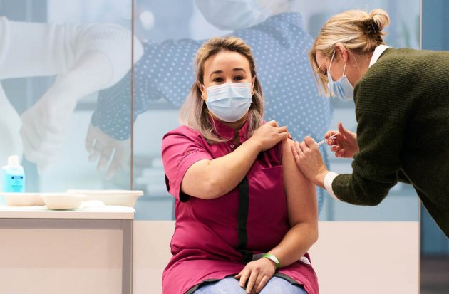 Verzorgende Sanna Elkadiri ontvangt de eerste vaccinatie - foto Phil Nijhuis
