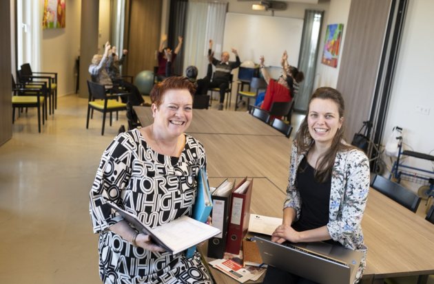 Yvonne (links) en Desiree (rechts) geven dagbesteding bij Laurens in Rotterdam. 