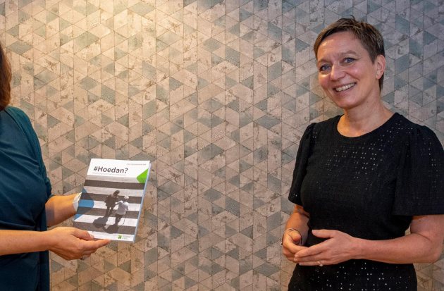 Overhandiging FWG rapport Astrid Westerbeek en Conny Helder