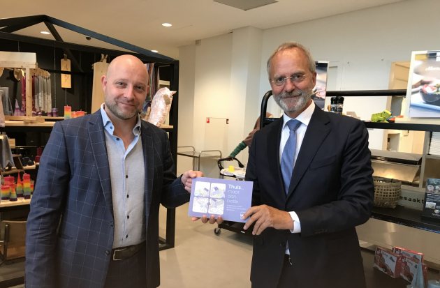 Boekpresentatie bbn adviseurs aan voorzitter Henk Kamp