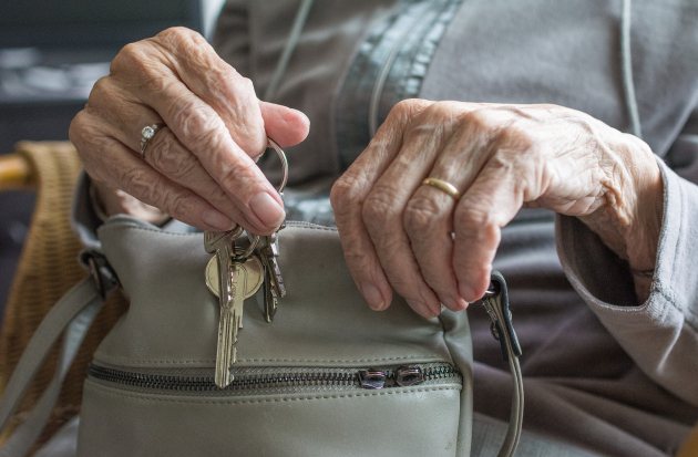 Oudere met sleutels
