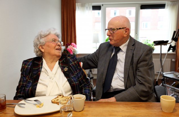 Echtpaar in verpleeghuis of thuissituatie 