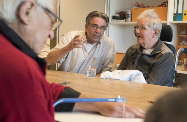Groepsactiviteit met vrijwilliger in verpleeghuis