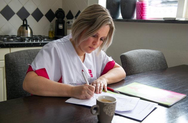 wijkverpleegkundige bij client thuis zorgplan