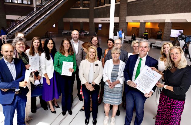 Vakbonden en werkgevers in de zorg overhandigen Kamerleden pamflet