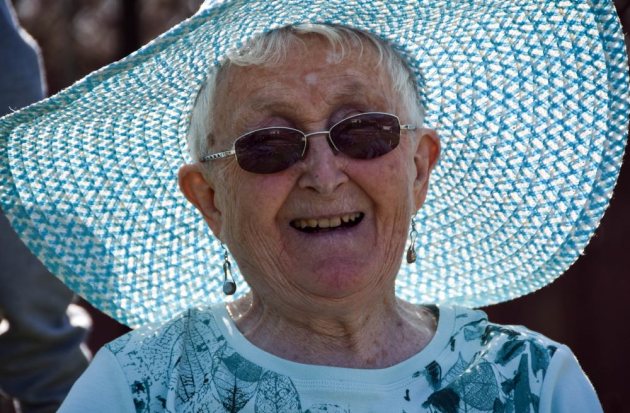 Oudere vrouw met zomerhoed