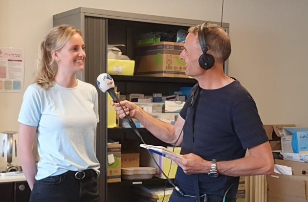 Wijkverpleegkundige Claudia de Jong in gesprek met NOS verslaggever Mattijs van de Wiel