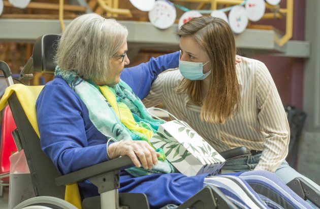 Mevrouw in rolstoel met gezelschap