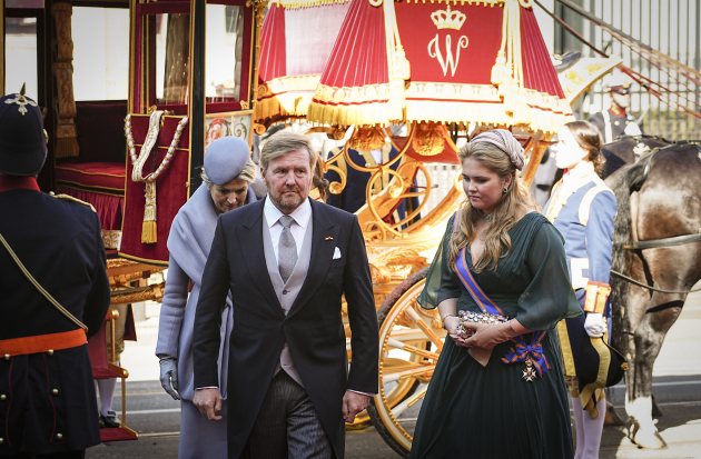 Koning Willem-Alexander, Koningin Maxima en prinses Amelia verlaten de Glazen Koets