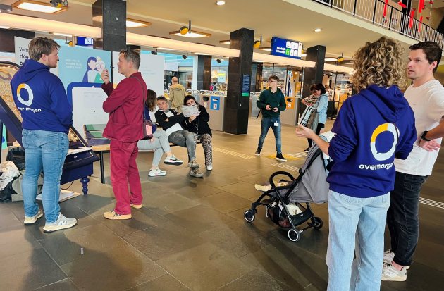 in gesprek op station Eindhoven CS