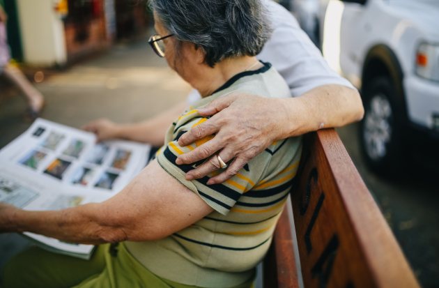 ouder stel met arm om elkaar