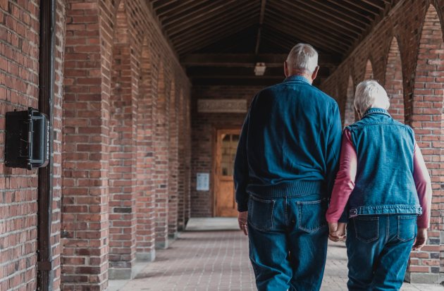 Ouderen lopen door een buitengang
