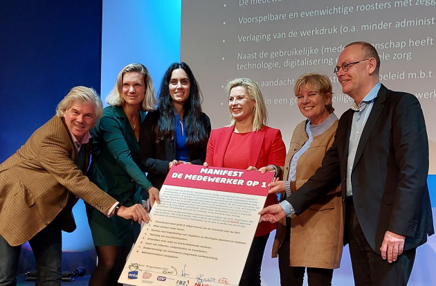 Ondertekening manifest - medewerker op een