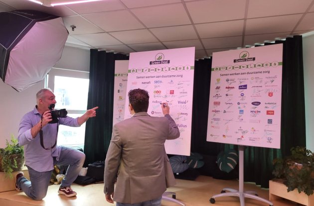 Persoon zet handtekening op een bord