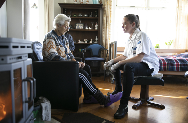 Client in behandeling van zorgmedewerker