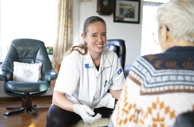 Wijkverpleging bij vrouw thuis 