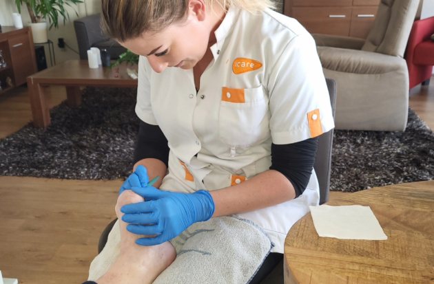 verpleegkundig specialist Lisanne Pomp aan het werk