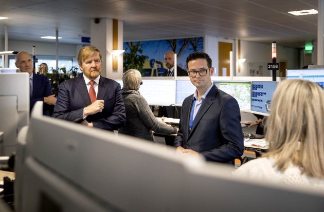 De Koning en minister Kuipers spreken met medewerkers ZCC over hoe met meetapparatuur en een app patiënten thuis gemonitord kunnen worden