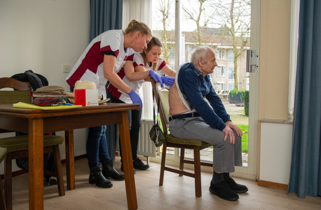 Wondzorg bij man in verpleeghuis