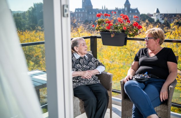 Mensen op balkon bij Zuyderland zorg