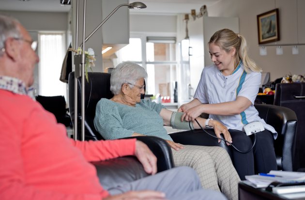 Zorgmedewerker en bewoner