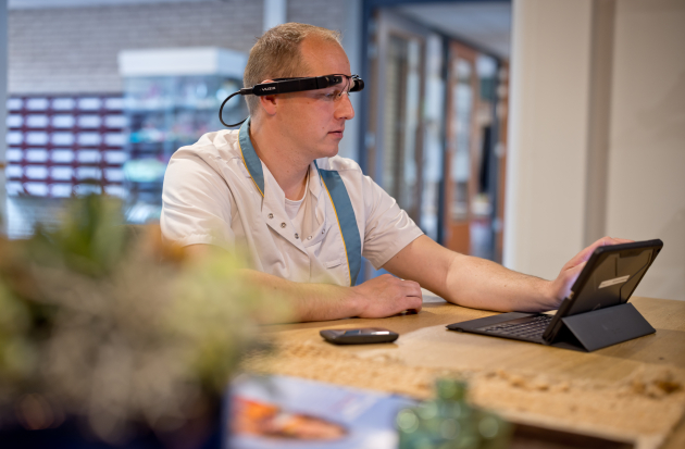 Wijkverpleging met smart glass en ipad aan het werk 