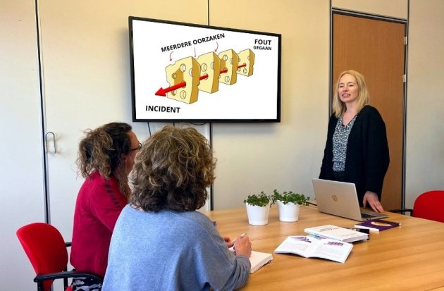 Drie mensen in een vergaderkamer