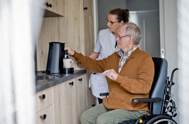 Wijkverpleging met heer zet zelf koffi 