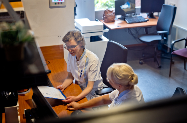 Zorgmedewerkers in overleg 