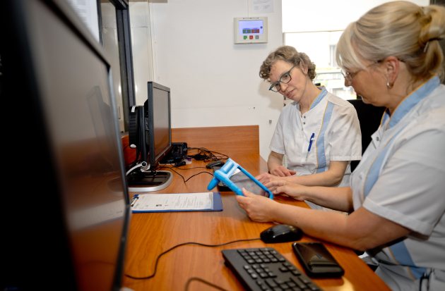 zorgmedewerkers in overleg