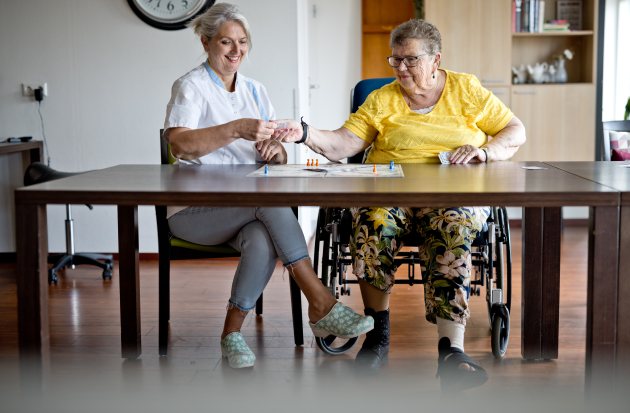 Zorgmedewerker met client in revalidatiezorg