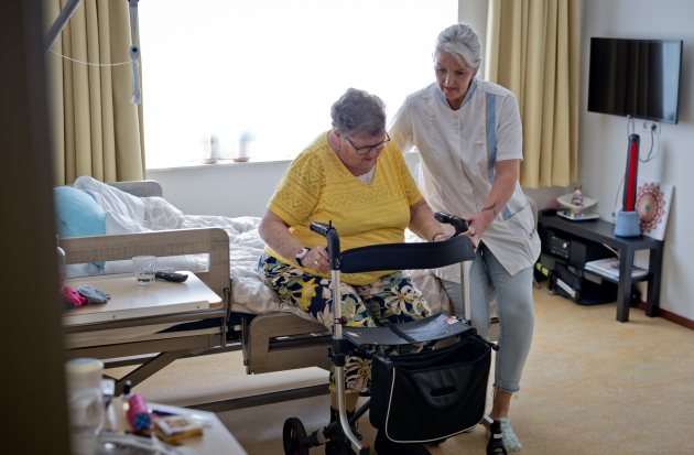 Zorgmedewerker helpt client bij revalidatie