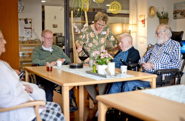 Bewoners drinken met elkaar koffie 
