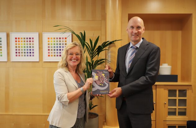 Minister Kuipers neemt rapport Met de stroom mee in ontvangst van RVS-voorzitter Jet Bussemaker