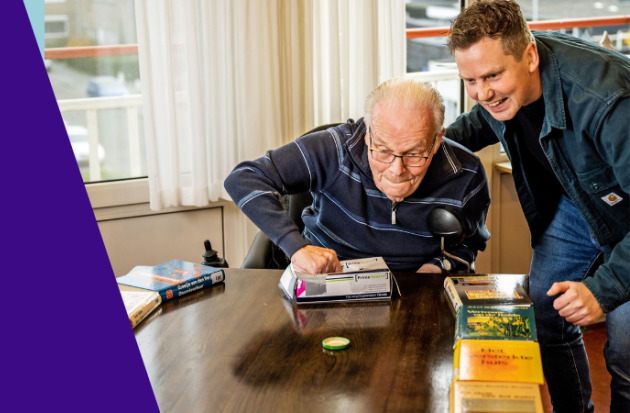 joël samen met een bewoner