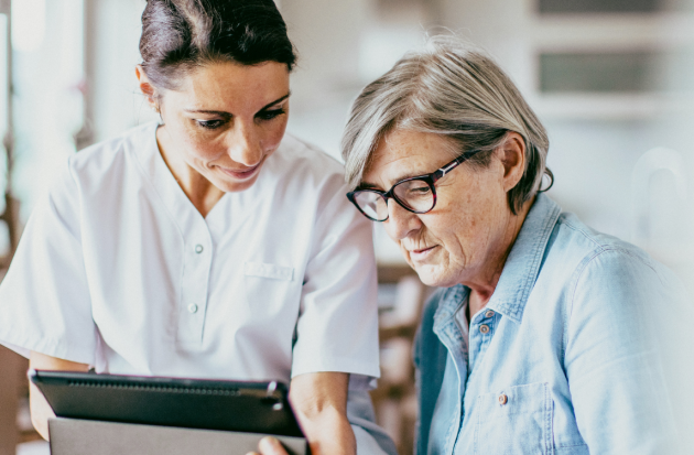 Zorgmedewerker en oudere Ipad
