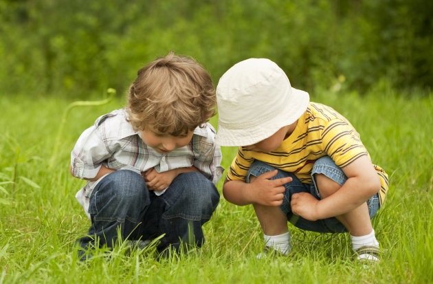Twee kindjes in gras