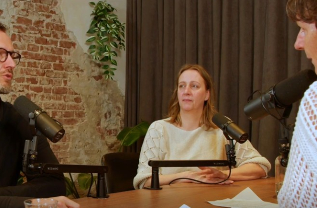 Irma Elsinga, triagist bij Coördinatiepunt Ouderenzorg Friesland en Lodewijk Oostra, regionaal programmamanager van het regionale coördinatiepunt in gesprek voor de podcast