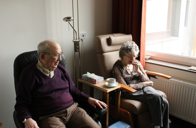 Ouder echtpaar in verpleeghuis