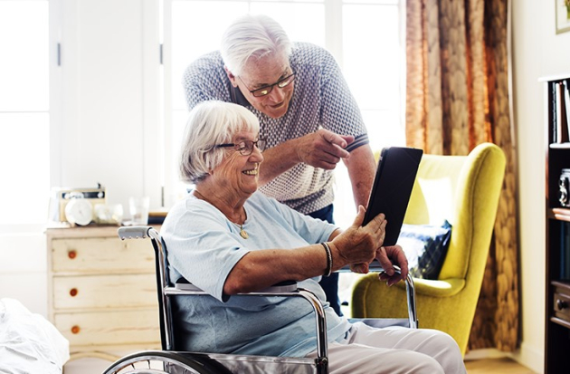 Ouder echtpaar met iPad 