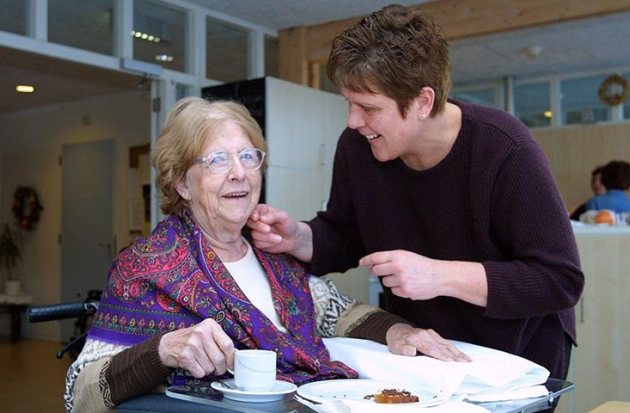 Ouder dame met zorgverlener 