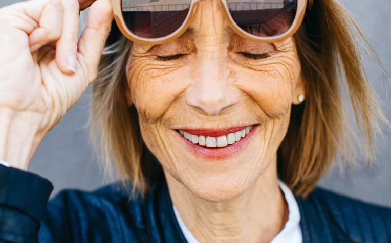 De unieke mens - vrouw met zonnebril 