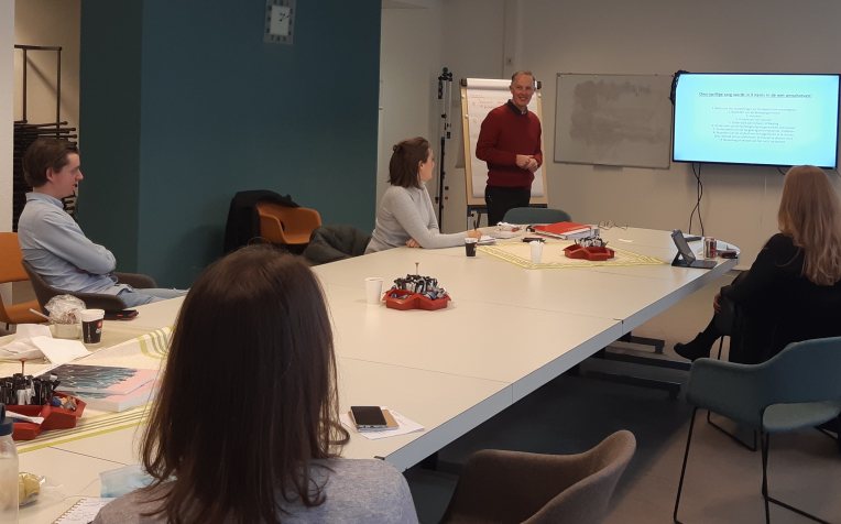 Mathieu Prevoo geeft les aan aios