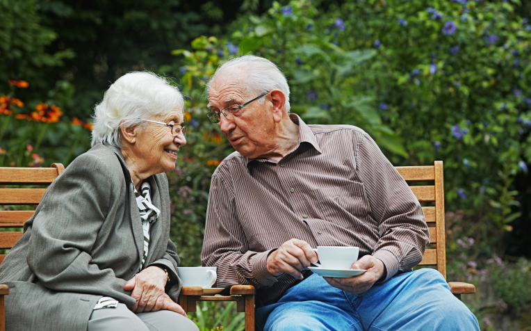 Met liefde en plezier - stel op bankje met kop koffie